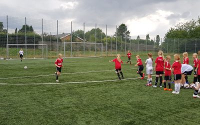 SÅ ER FODBOLDSKOLEUGEN SPARKET IGANG